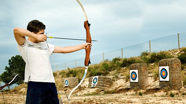 Chico practicando tiro con arco