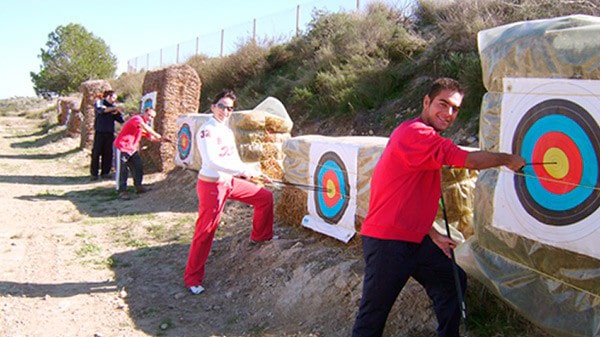 familia disfrutando haciendo tiro con arco