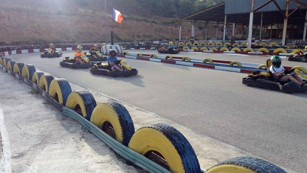 Cinco chicos comenzando una carrera de karts