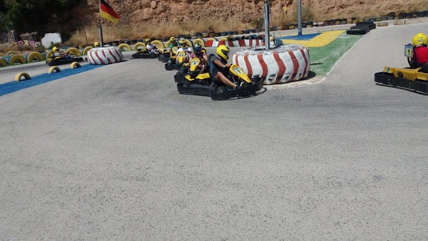 Varias personas tomando un giro desafiante de karts