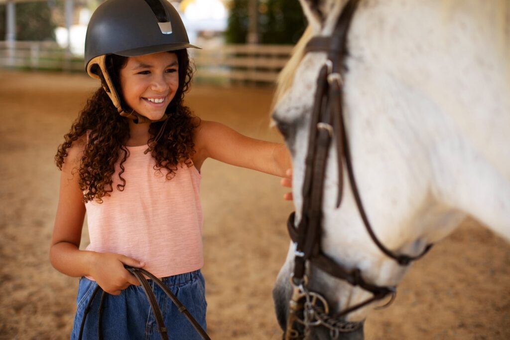 Niña con la de edad a la que se puede montar a caballo