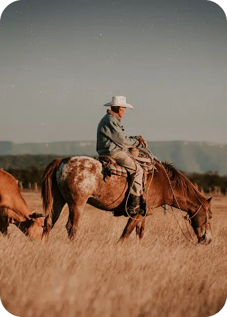 hombre montado a caballo
