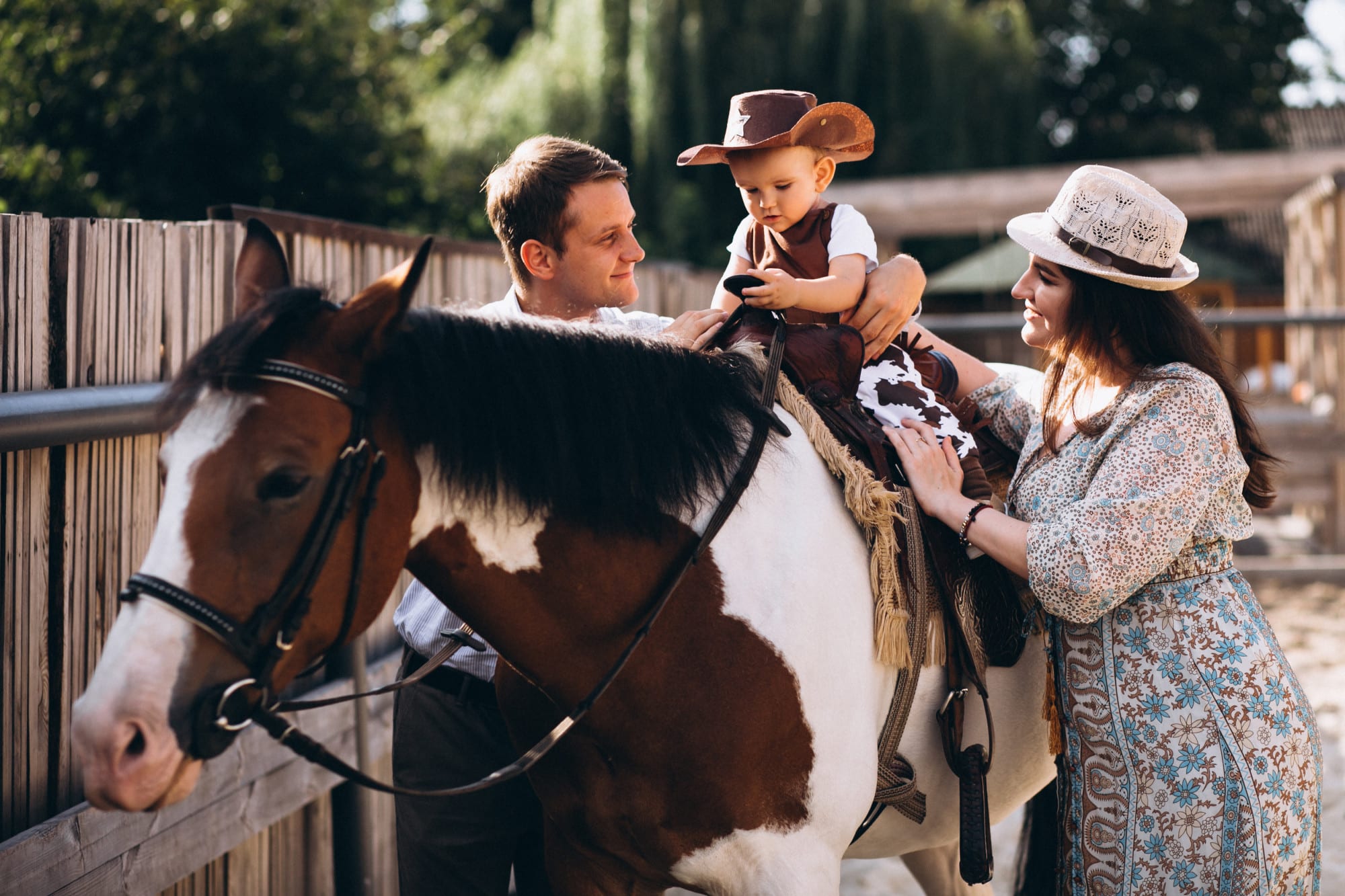 Familia que demuestra a que edad se puede montar a caballo|Familia que tiene edad que se puede montar un caballo|Mujer con un caballo que tiene la edad máxima para montar a caballo||Niña con la de edad a la que se puede montar a caballo|Anciana que muestra a que edad se puede montar a caballo