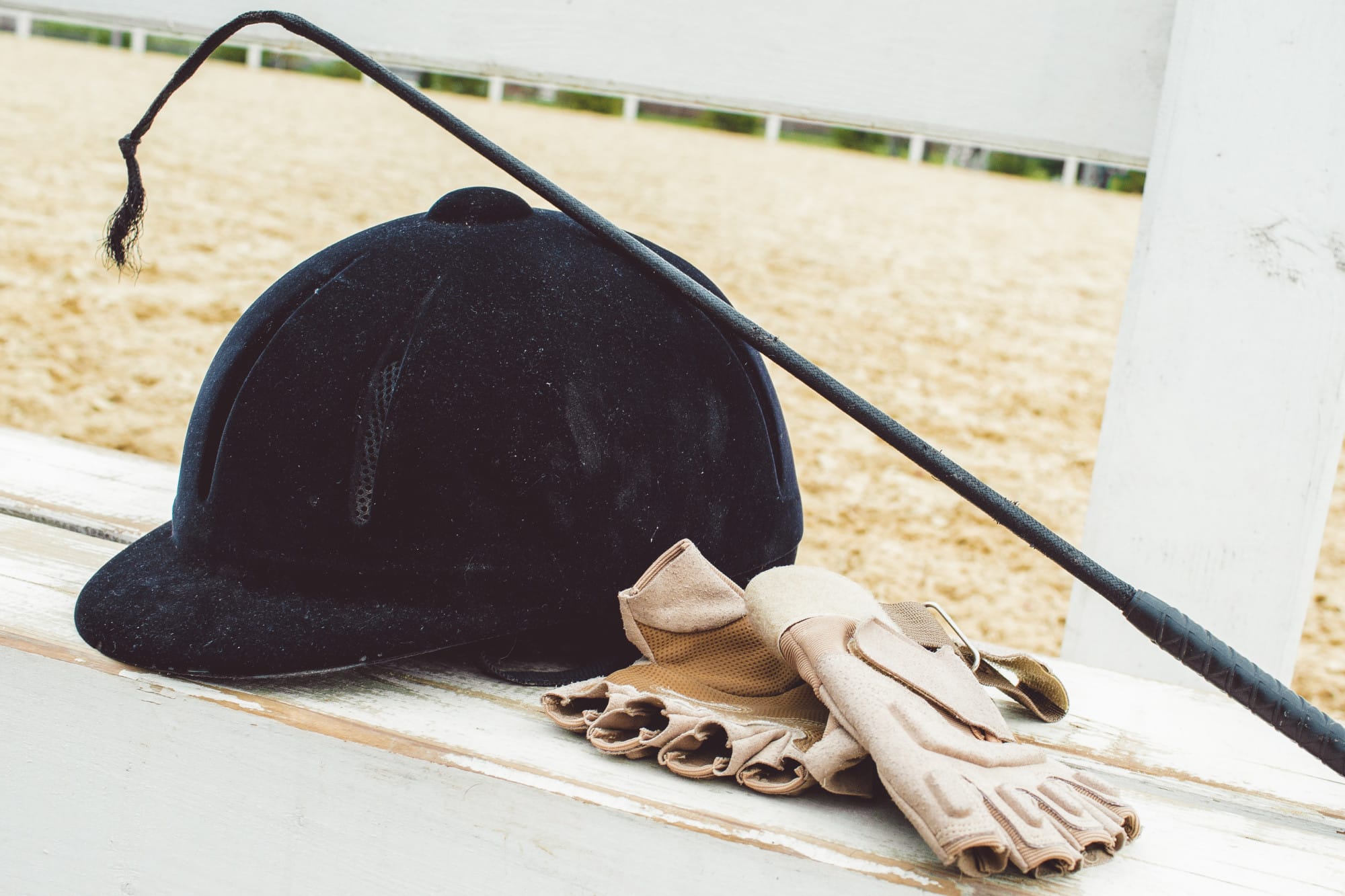 Conjunto de esenciales de cómo me visto para ir a montar a caballo|Chica con botas como ropa para paseo a caballo|
