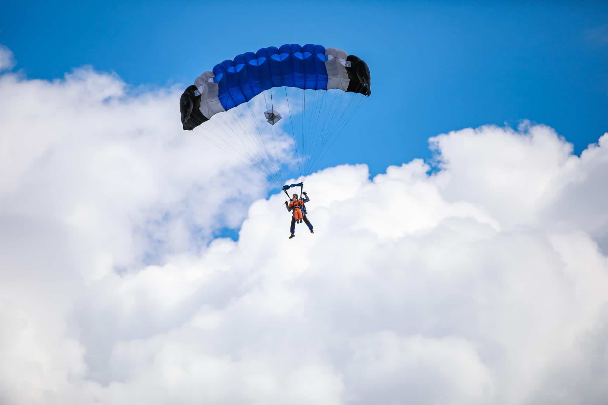 Altura del salto en paracaídas|Paracaídas altura del salto|Altura mínima para el salto en paracaídas