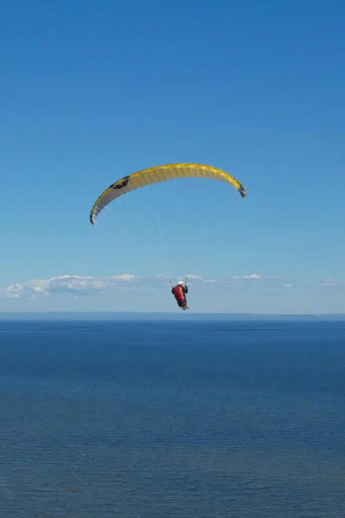 hombre en parapente