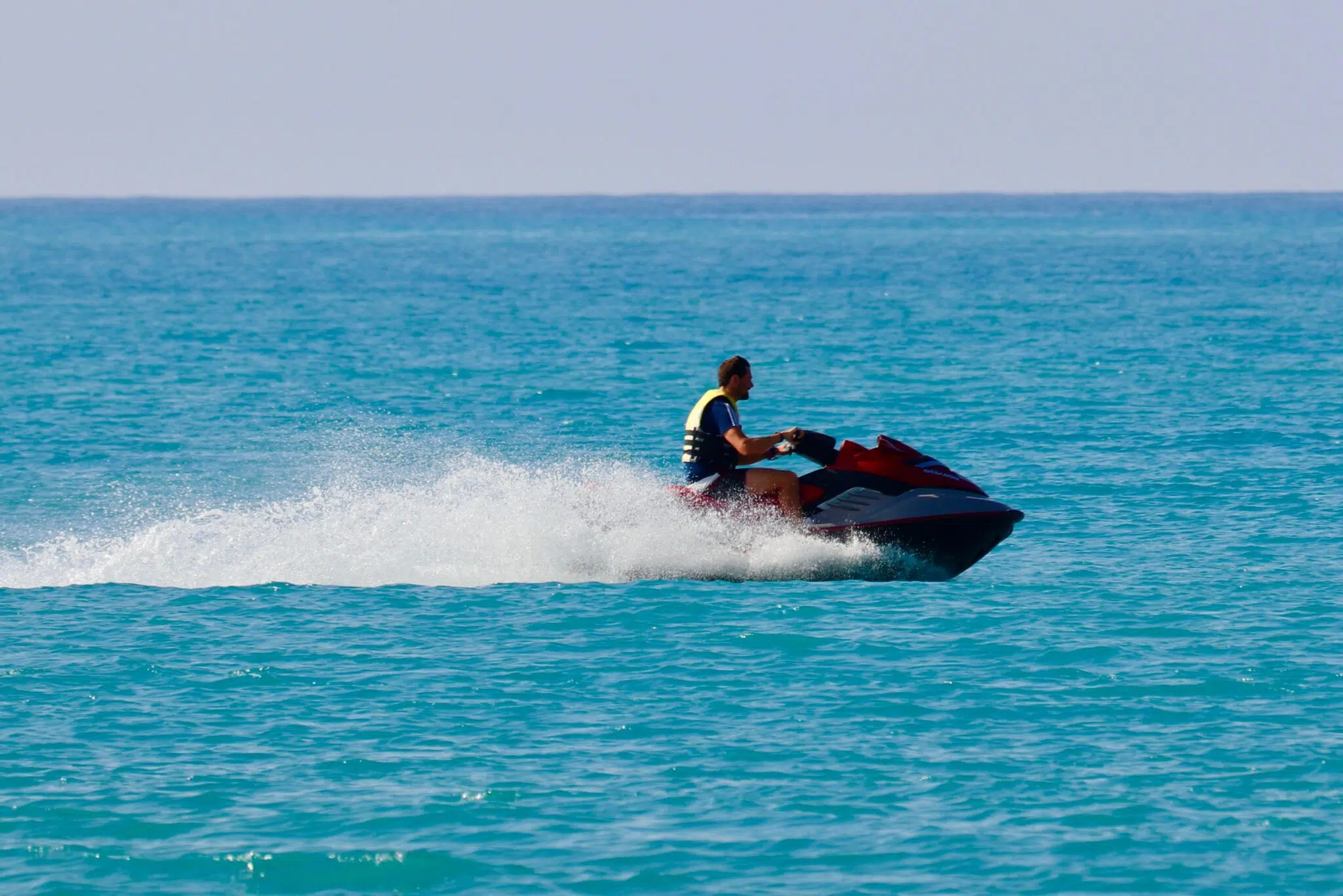 chico en moto de agua en el mar