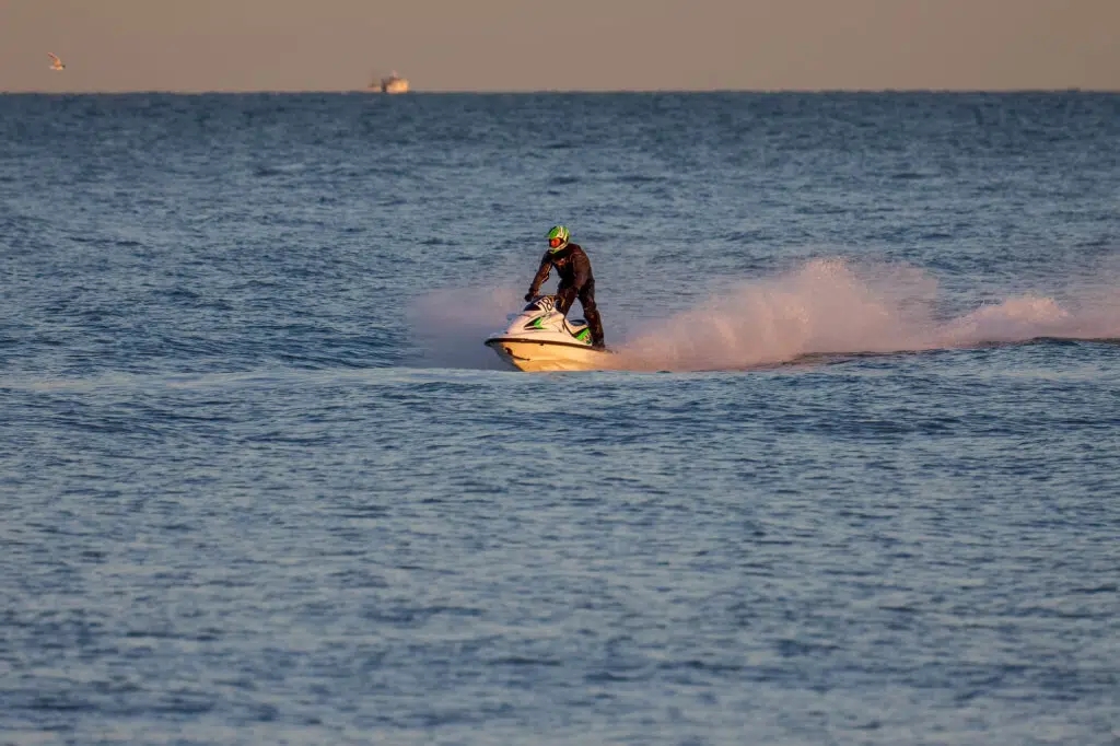 Hombre conduciendo una moto de agua sin carnet