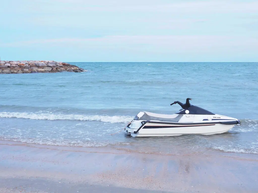 Moto de agua en la orilla