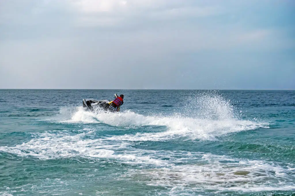 moto de agua recreativa a mucha velocidad