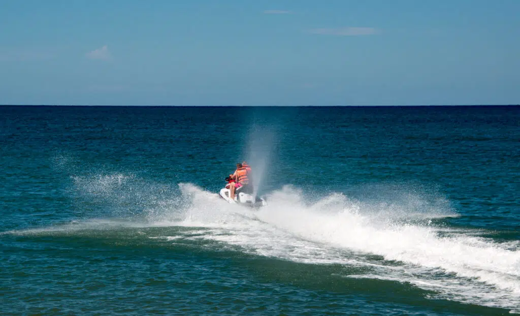 moto de agua yendo rápido hacia el mar