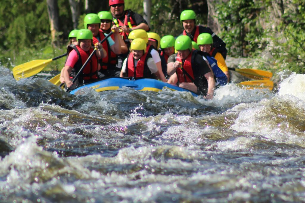 grupo de personas haciendo rafting