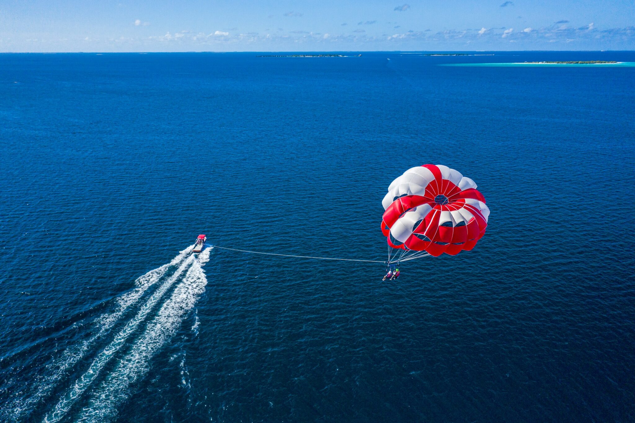 gente haciendo parasailing
