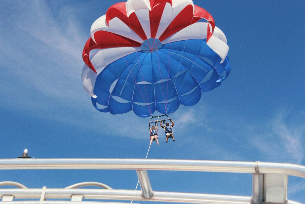 pareja haciendo parasailing