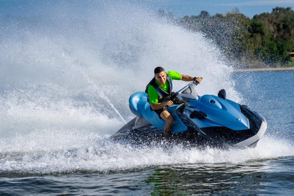 Hombre en moto de agua