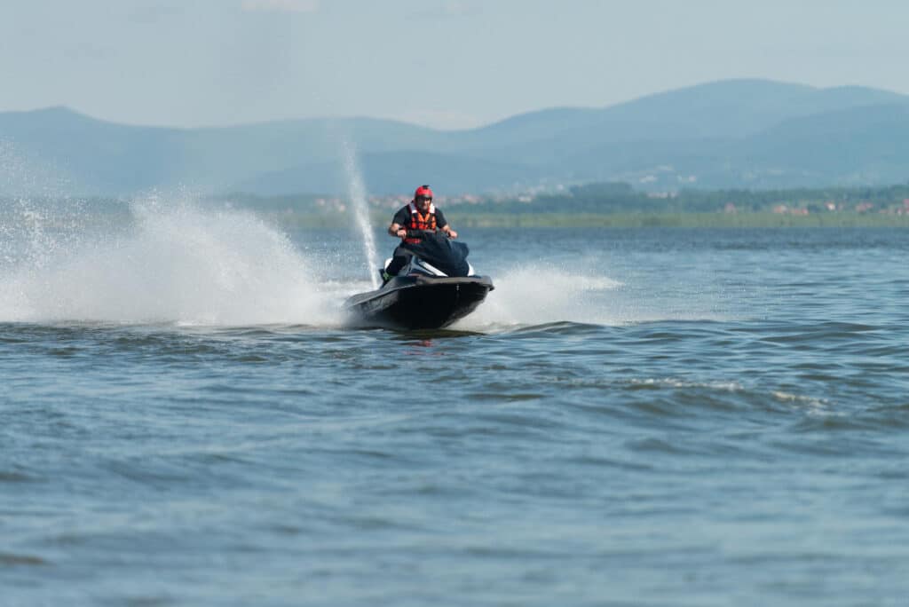 Hombre en moto de agua