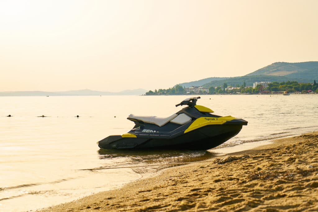 Moto de agua en el atardecer