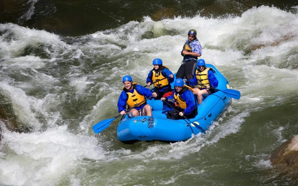 Gente haciendo rafting en el río