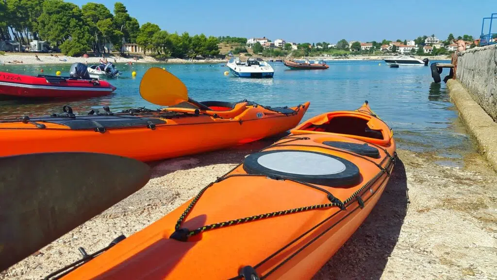 Kayak en la orilla del lago