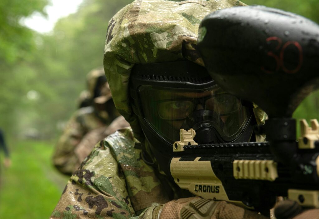 Hombre apuntando la marcadora