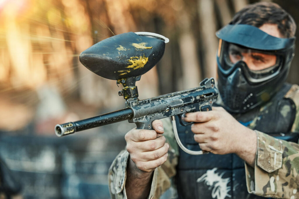 Disparando pistola paintball
