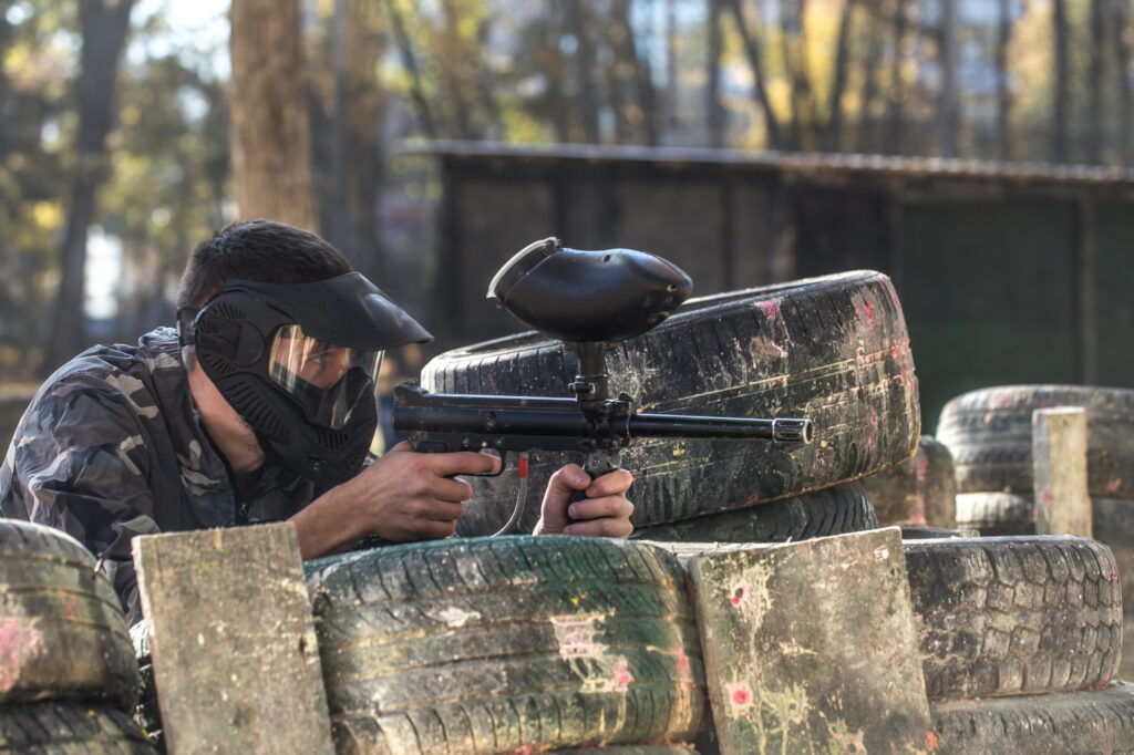 Jugador de paintball escondido