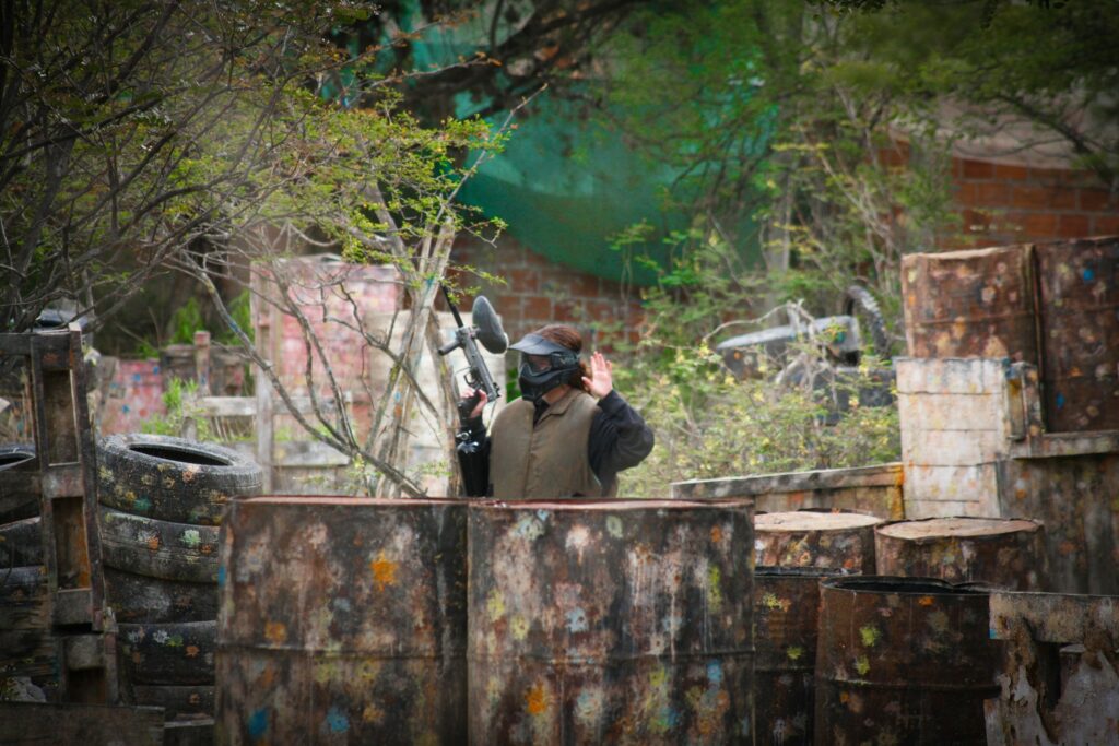 Mujer rendida jugando al paintball
