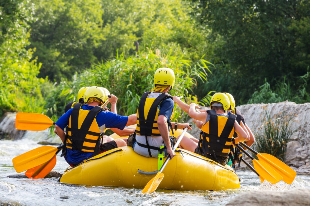 grupo haciendo rafting