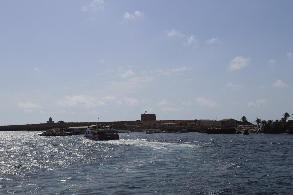 llegada a la isla de tabarca con tabarqueras