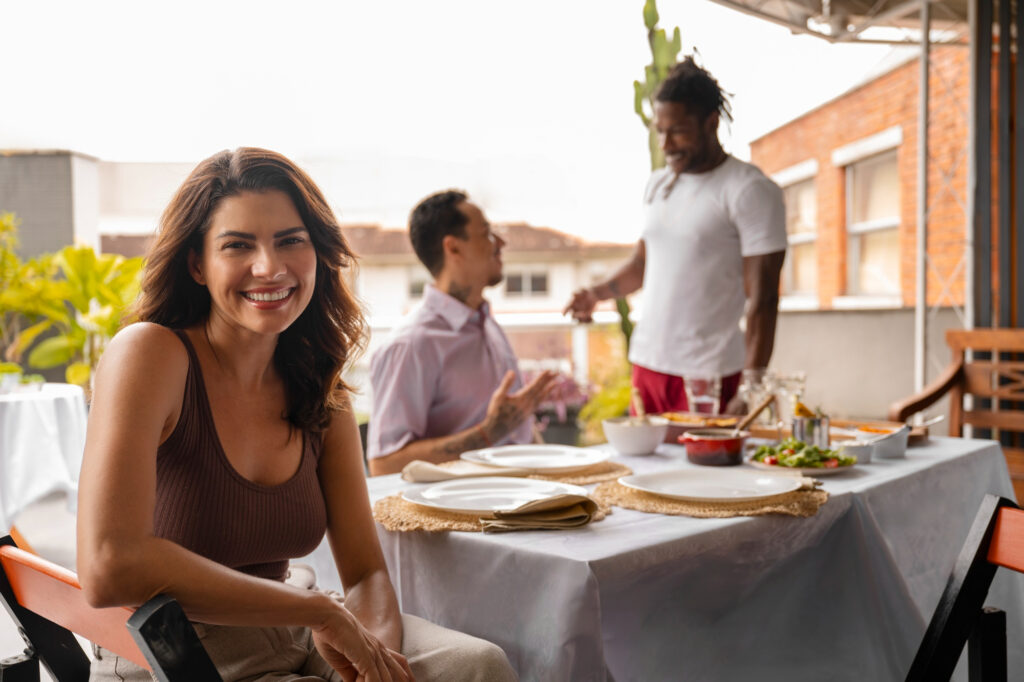 Chica comiendo en un chiringuito en Tabarca