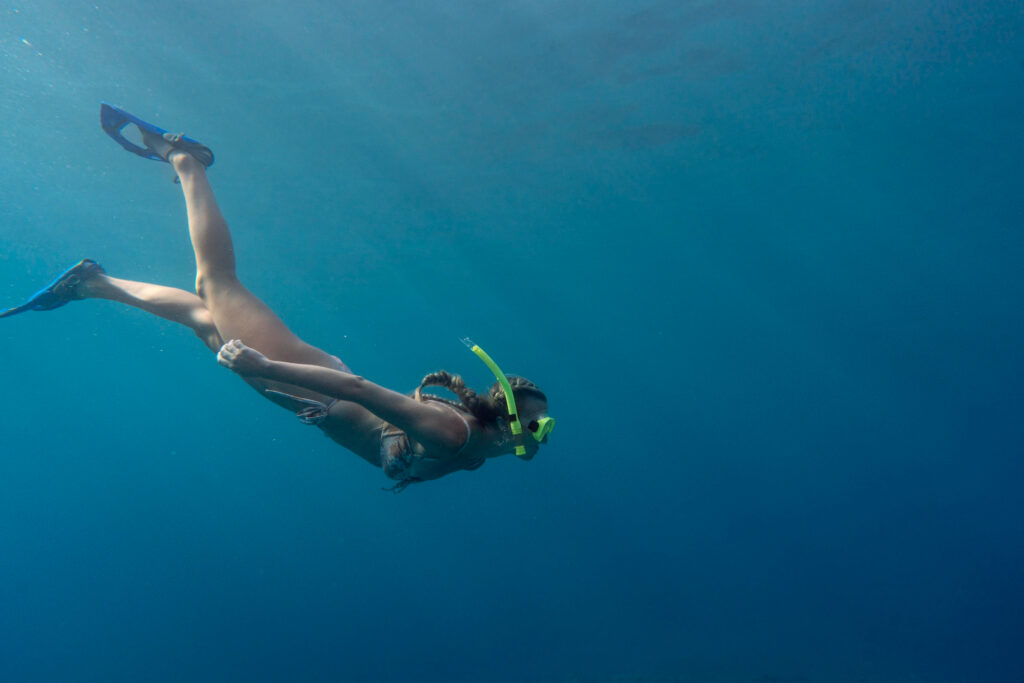 Chica haciendo snorkel en Tabarca