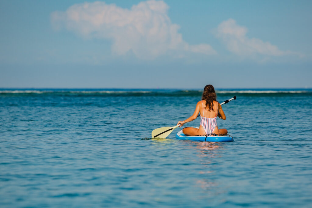 Chica haciendo padlesurf en tabarca