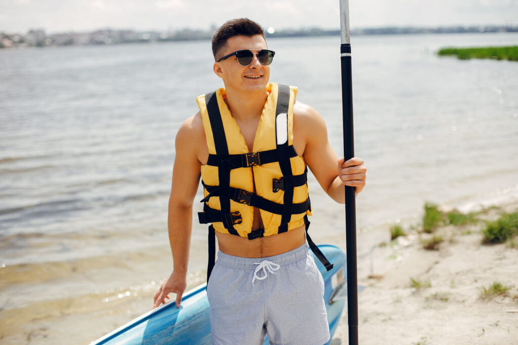 chico con tabla y remo de paddle surf