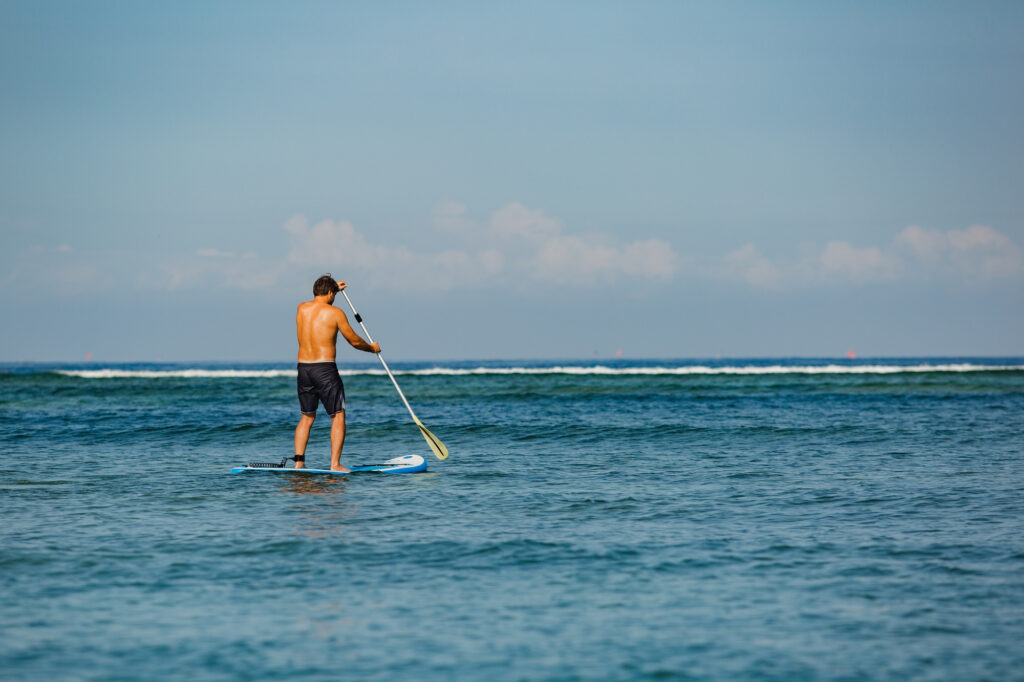 hombre haciendo paddle surf