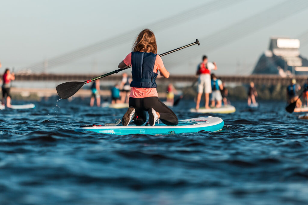 personas haciendo curso paddle surf