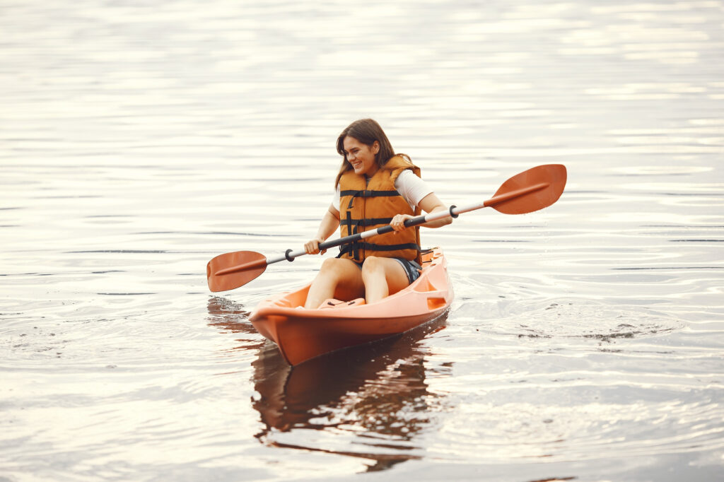 chica haciendo kayak