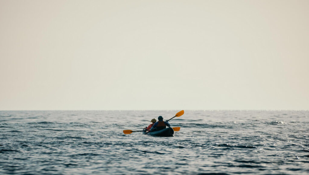 dos personas montando en kayak facil
