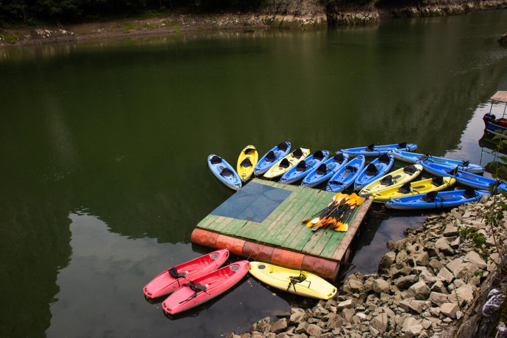 kayaks preparados para actividad en grupo