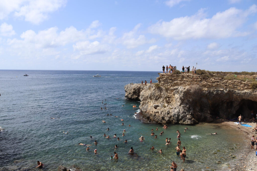 cala con gente bañándose en Tabarca