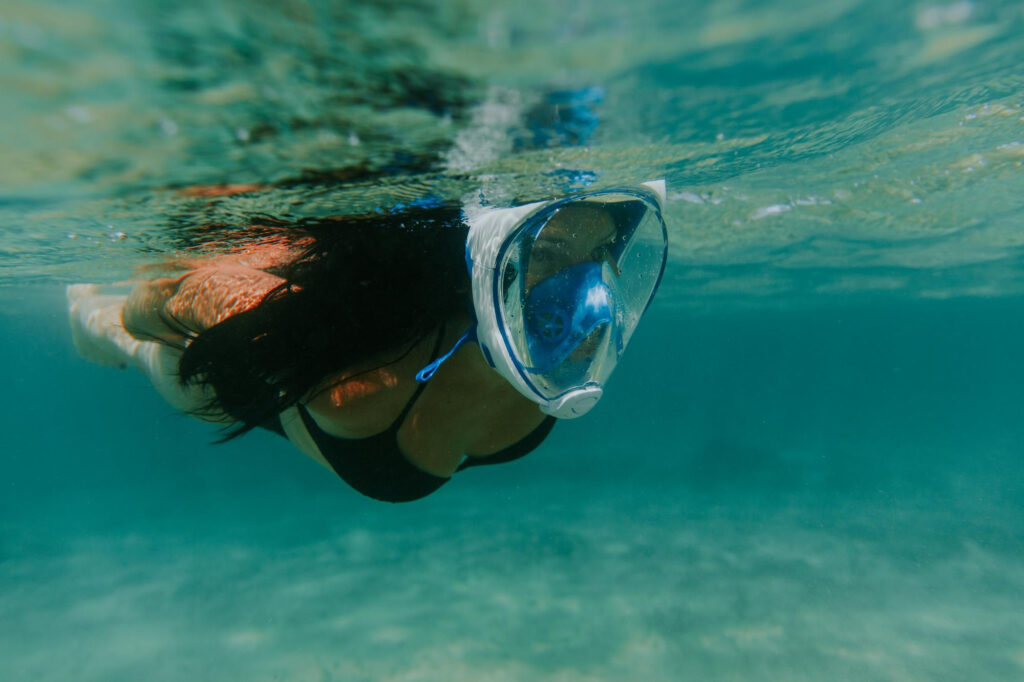 mujer haciendo snorkel en Alicante