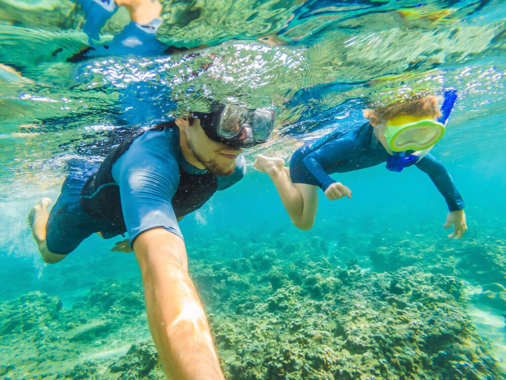 niño empezando a hacer snorkel