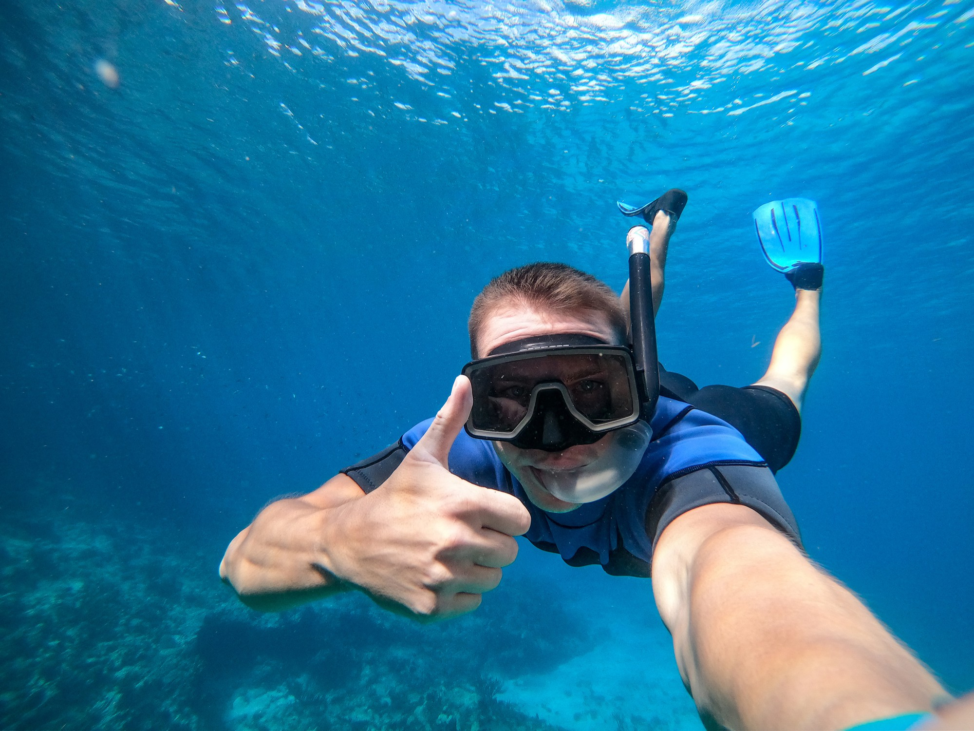 chico haciendo snorkeling