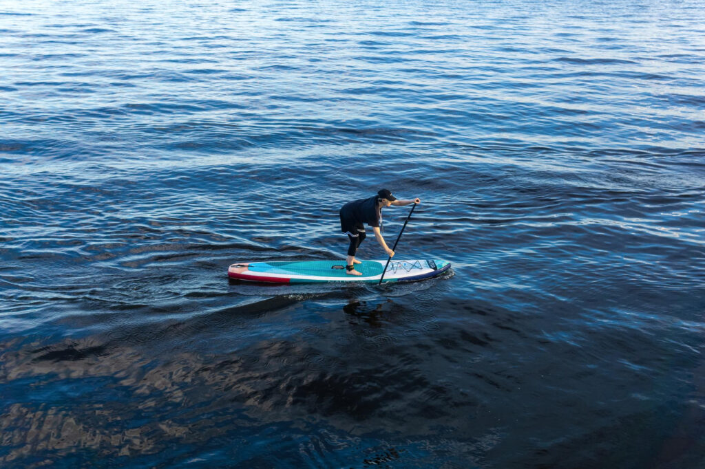 chico empezando con el paddle surf